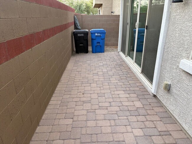 Building Photo - Modern 3-Bedroom + Loft + Den in Gated Pho...