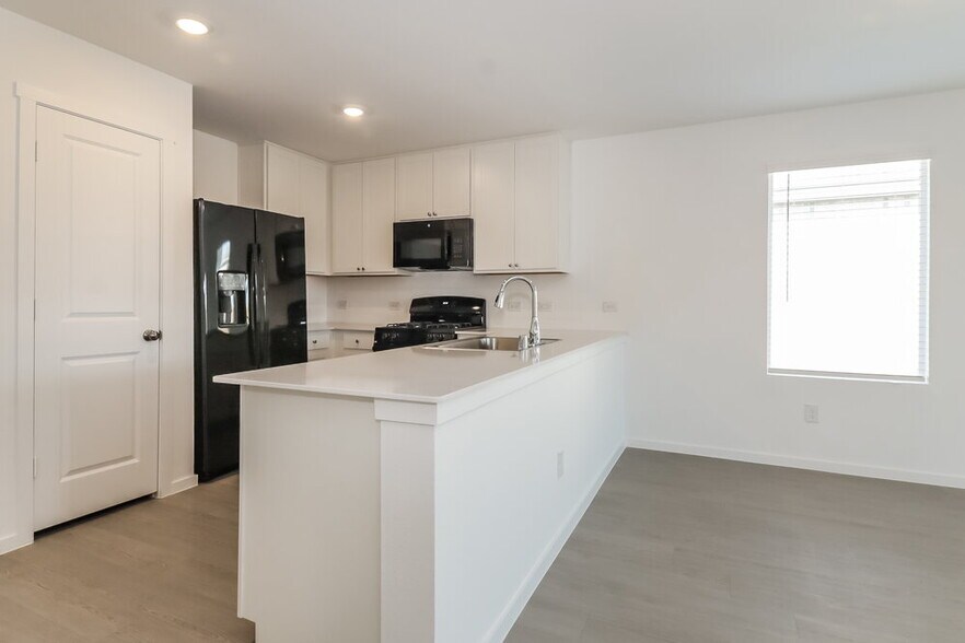 Building Photo - 102 Wild Rose Dr