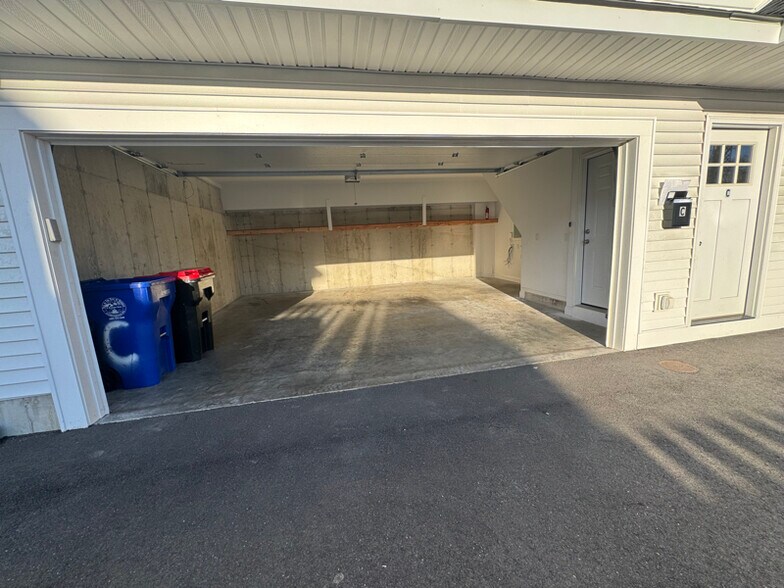 Building Photo - 10 Bouton St