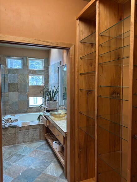 Building Photo - 703 Brown Dr