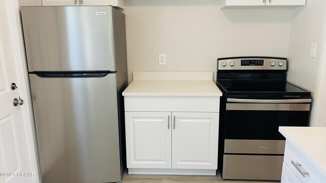 Building Photo - 914 N Wild Olive Ave