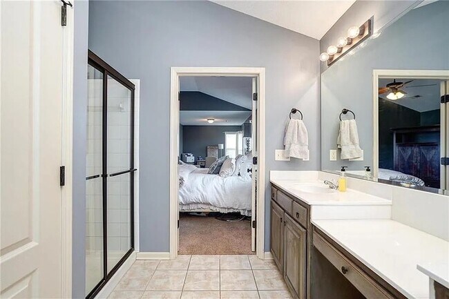 Building Photo - Large open and bright 4 bedroom 3.5 bath home