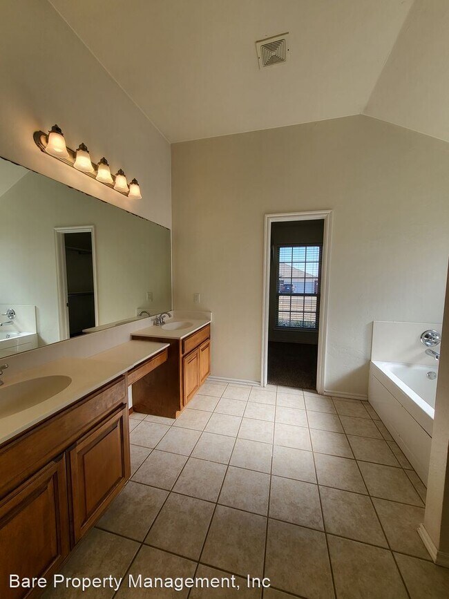 Building Photo - 4 br, 2 bath House - 524 Lone Oak Drive