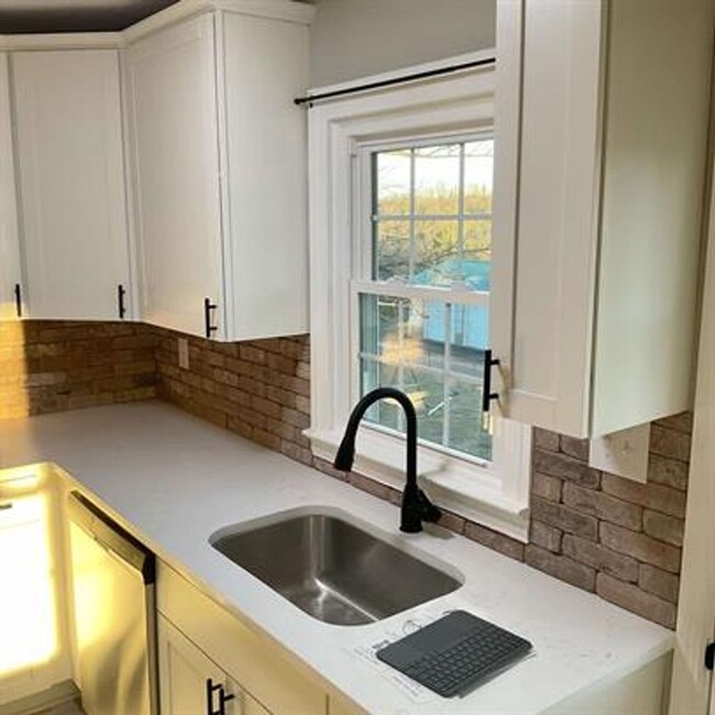 Building Photo - For Rent – 3 Bed, 1 Bath Home in Bristol, ...