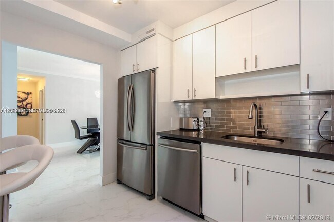 Building Photo - 300 Bayview Dr