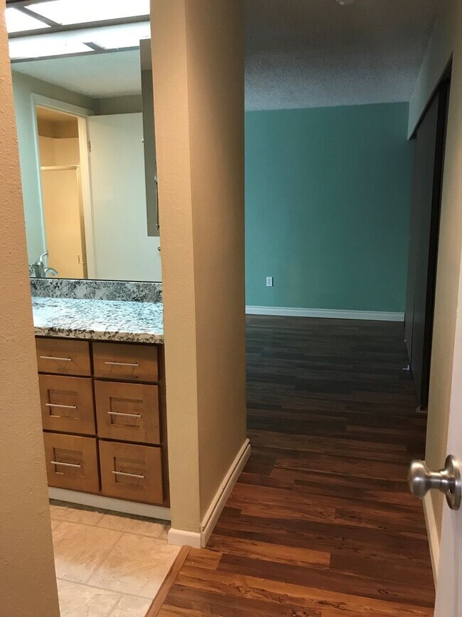 Building Photo - 3 Bed, 1.75 bath Condo w/2 parking spots i...