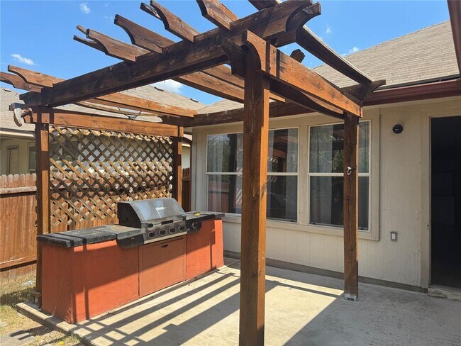 Building Photo - 510 Red Tails Dr