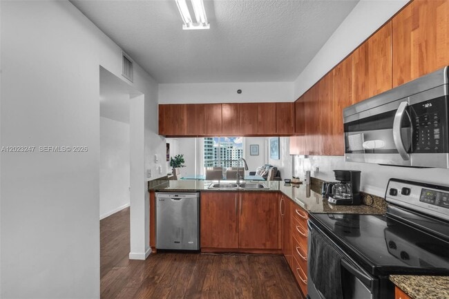Building Photo - 1200 Brickell Bay Dr