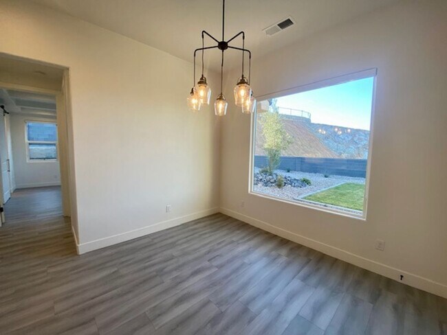 Building Photo - SPACIOUS HOME FOR RENT!