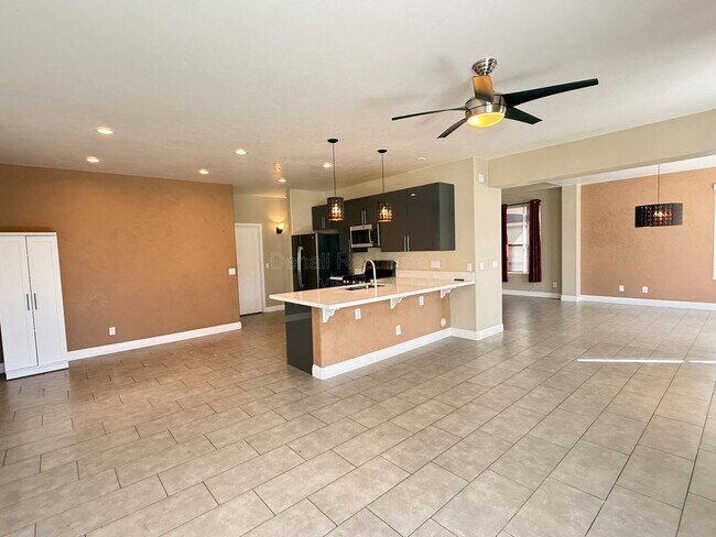 Building Photo - 6425 W Desert Hollow Dr