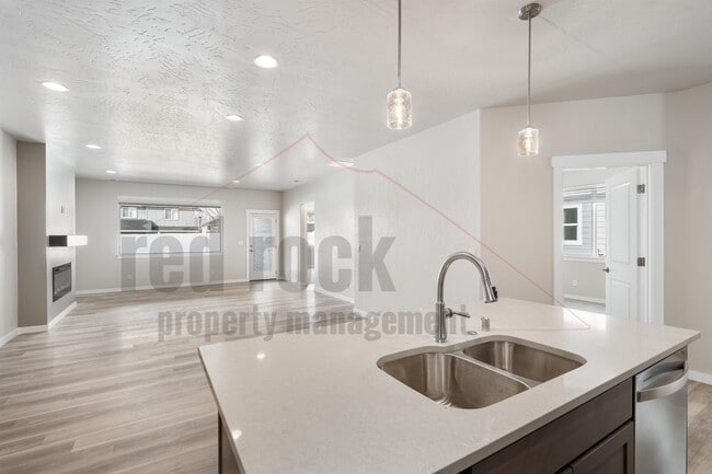 Building Photo - 1329 N Tschirley St