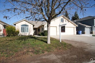 Building Photo - Spacious 4-bedroom 2-Bath