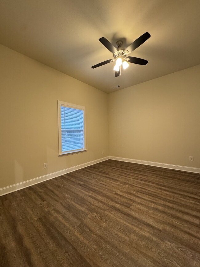 Building Photo - Brand New Rental in North Hall!