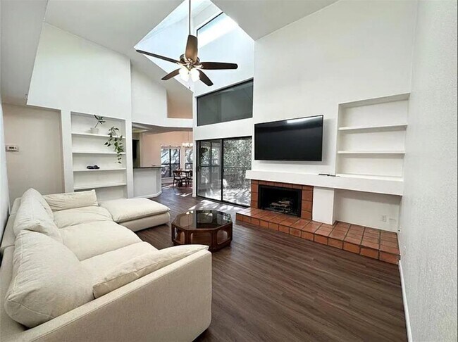 Building Photo - 4711 Spicewood Springs Rd
