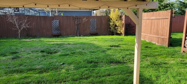 Building Photo - CUTE SINGLE LEVEL DUPLEX - CASCADE PARK