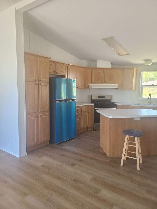 Building Photo - For Rent: 3 Bed / 2 Bath Home Near Roche H...