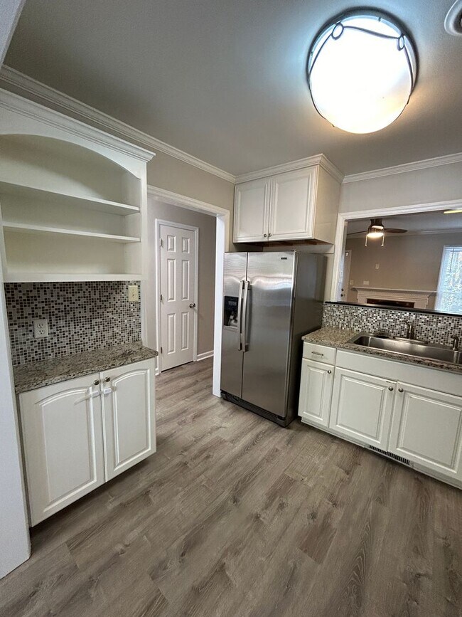 Building Photo - Updated 2-Bedroom Townhouse Just Off Capital Blvd