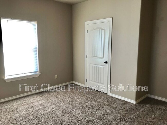 Building Photo - 1721 Sharon Dr