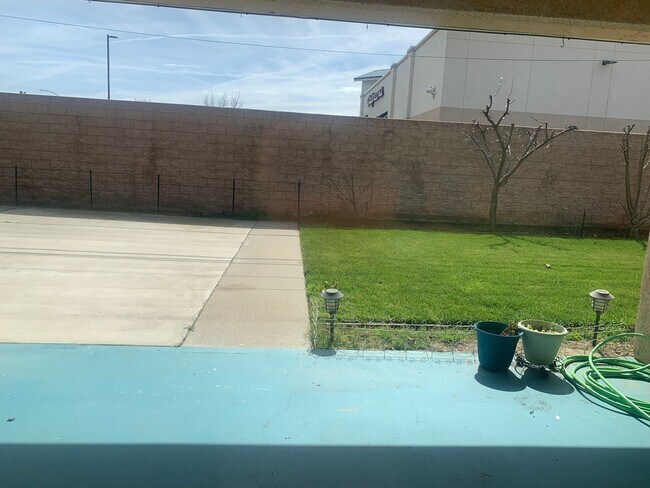 Building Photo - 3 BR 2 BA Available Now