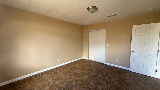 Building Photo - Three Bedroom Two Bathroom Apartment in San Bernardino!