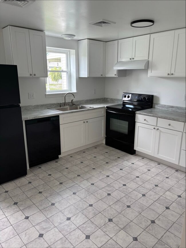 Building Photo - Newly Remodeled house - Available now