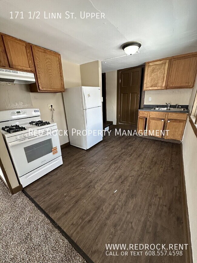 Building Photo - 171 1/2 Linn St. Upper-