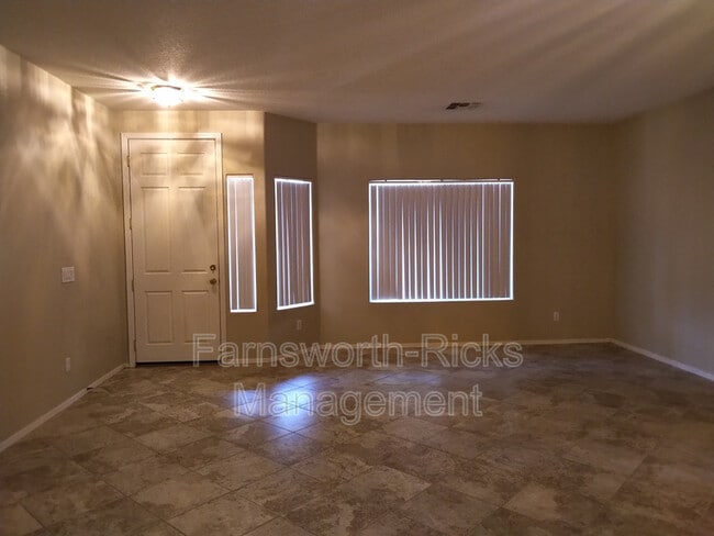 Building Photo - 1154 E Locust Dr