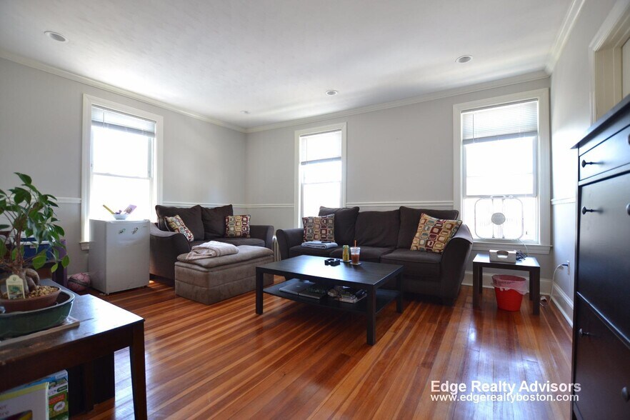 Building Photo - 33 Bigelow St