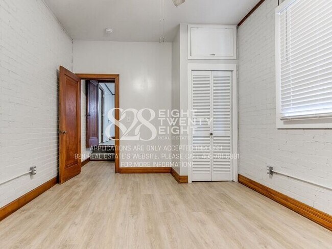 Building Photo - **AVAILABLE NOW!** 3 BED/2 BATH DUPLEX - CLOSE TO CAMPUS!
