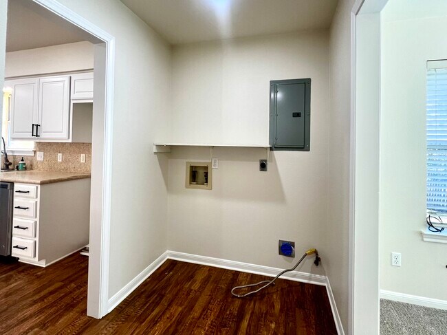 Building Photo - 527 N Avenue Y