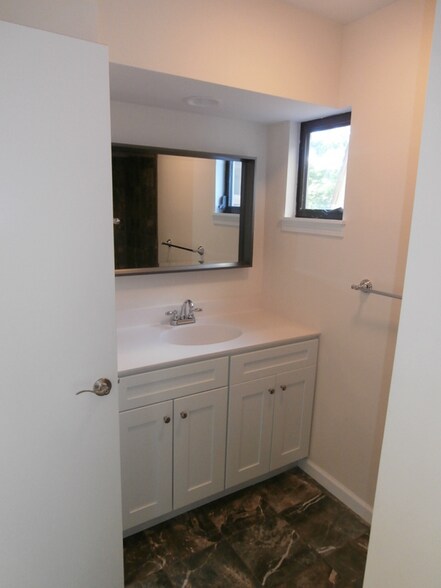 Building Photo - 38 Great Meadow Ln