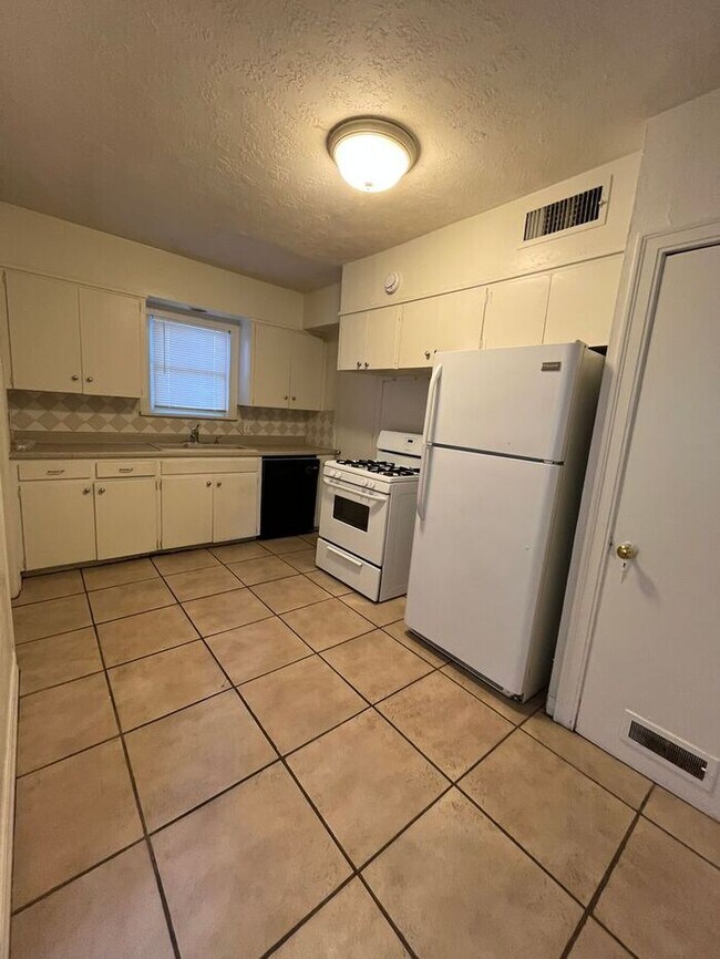 Building Photo - Large 2 Bed 1 Bath 1 car garage Duplex in Shartel Blvd Addn