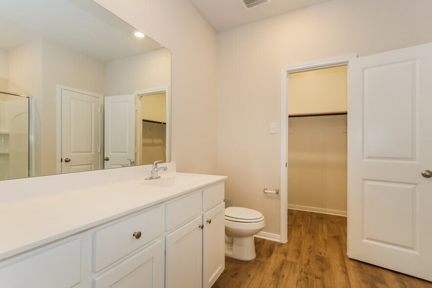 Building Photo - 15642 Plum Brk Dr