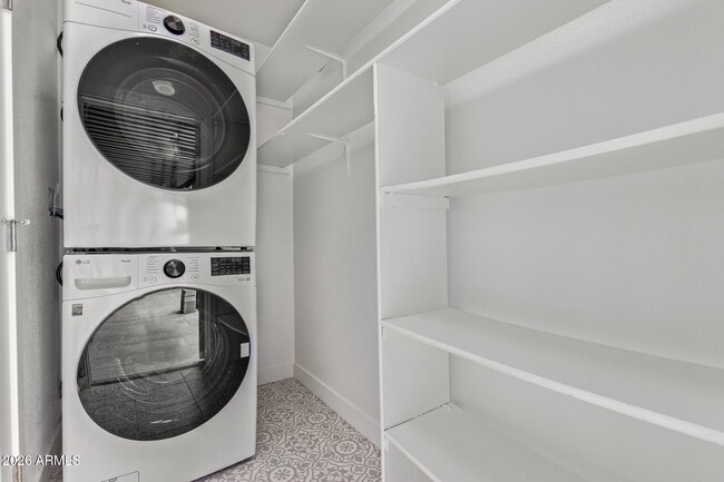 Building Photo - 2111 S River Dr