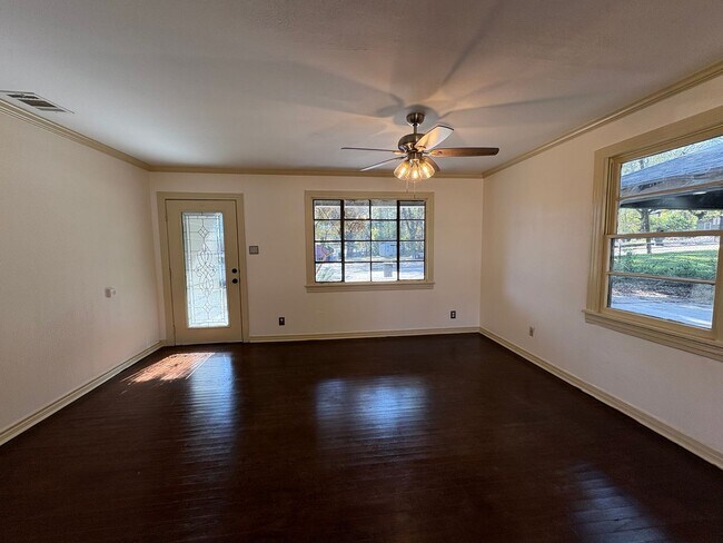 Building Photo - Beautiful 4 bedroom/ 2 bath home with Central Air&Heat