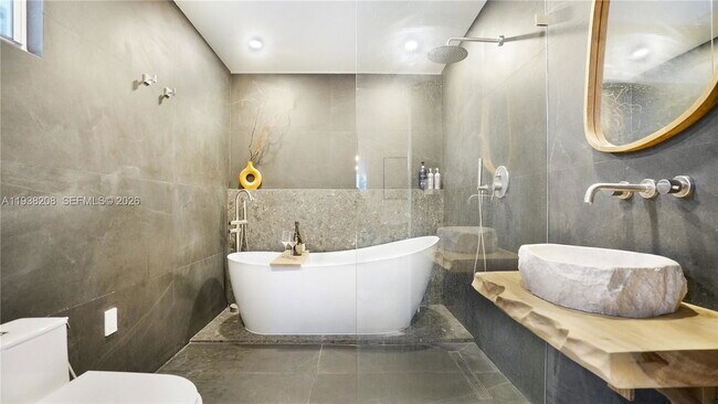 Building Photo - 1201 NE 85th St