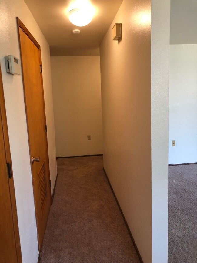 Building Photo - 595 NW Oak Ave