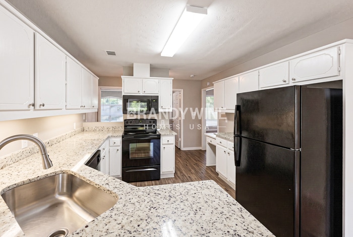 Building Photo - 657 McKenzie Cir