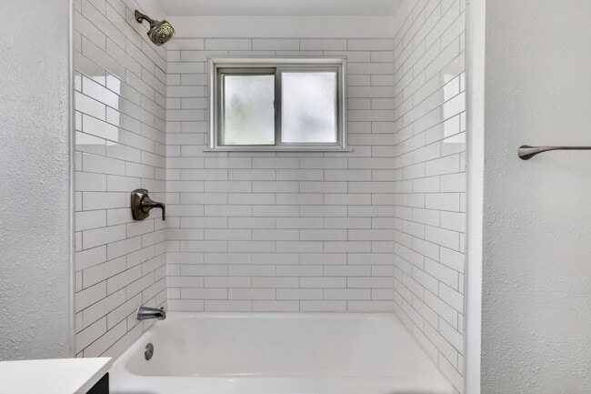 Building Photo - 2 bed 1 bath - Remodeled Home in Denver!