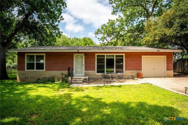 Building Photo - 2052 Gruene Rd