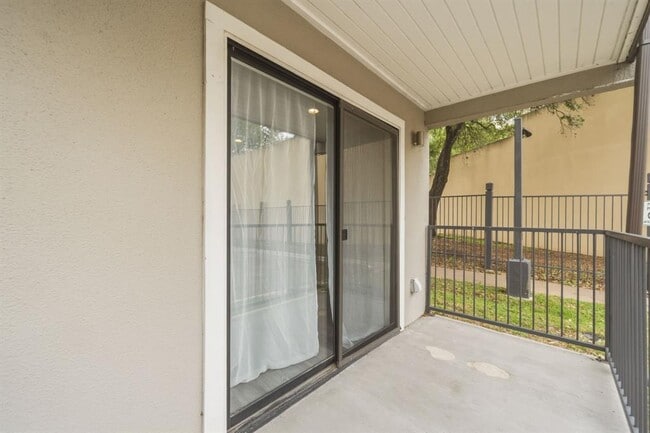 Building Photo - 935 La Posada Dr