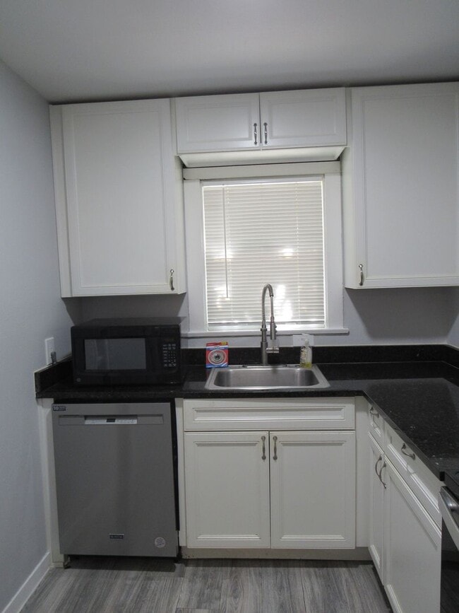 Building Photo - 2 Bedroom in Alamo Heights!
