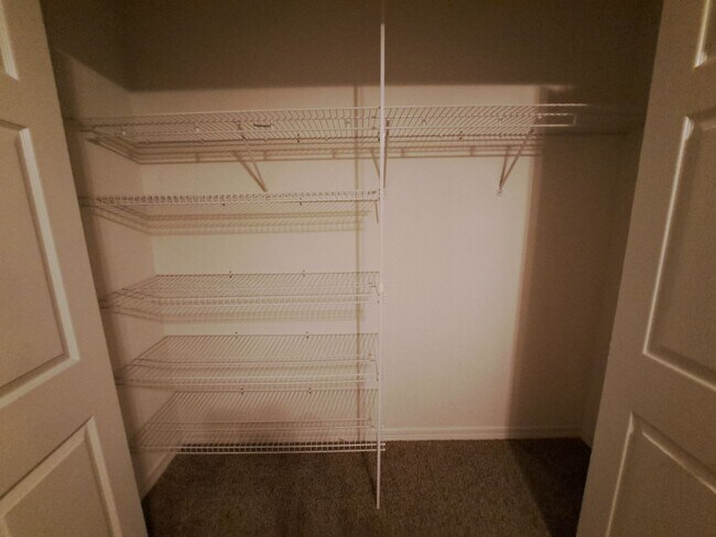 Building Photo - 4BR/3BA with privacy fenced backyard