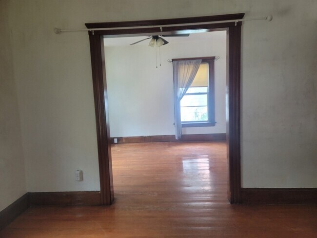 Building Photo - 32 Paine St