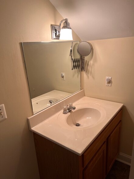 Third floor bathroom - 421 Boas St