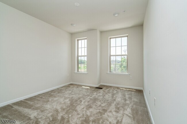 Building Photo - 27 S Davenport St