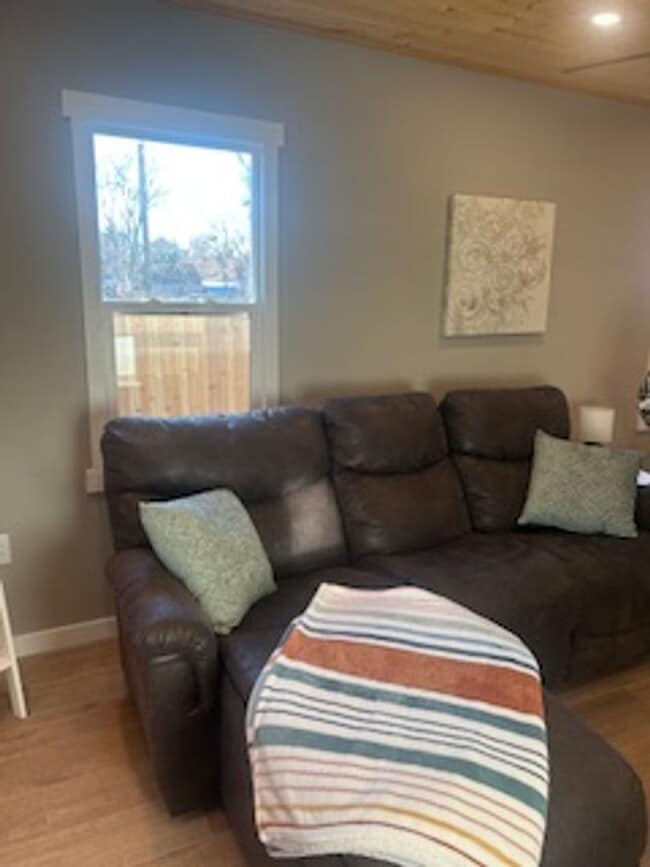 Building Photo - Adorable Fully Remodeled Home in Prime Loc...