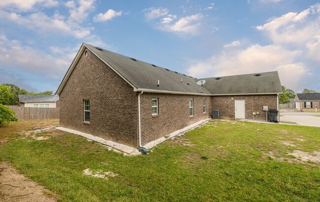 Building Photo - 705 Porter Ln