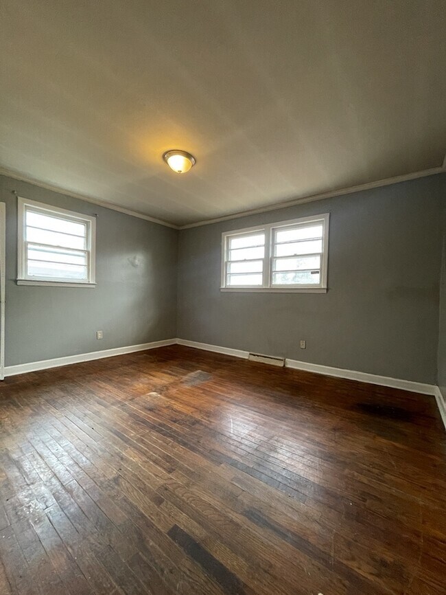 Building Photo - 3 bedroom 1.5 Bathroom