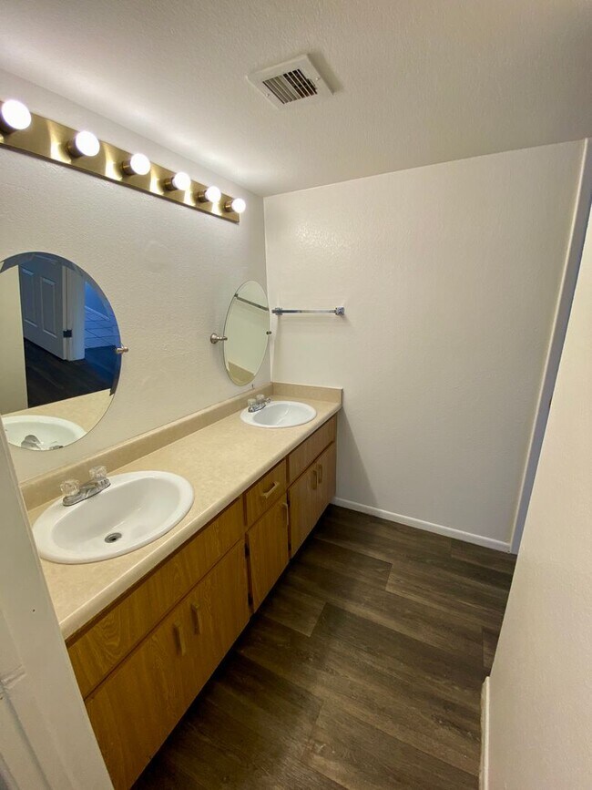 Building Photo - 2 bedroom 2 bath Condo near ASU